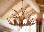 Die wunderschöne Allgäuer Lampe über dem Esstisch ist nach dem Vorbild des Hirsches designt und erinnert sofort an einen 8-Ender. Die wunderschöne Allgäuer Lampe über dem Esstisch ist nach dem Vorbild des Hirsches designt und erinnert sofort an einen 8-Ender.