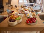 Der Tisch ist gedeckt in der Ferienwohnung „Alpenglück”