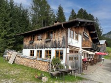 Strausberghütte – 1.226 Meter hoch, der perfekte Ort für Wanderlust, Radtouren und Entspannung.