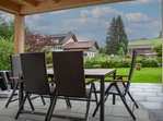 Gemütliche Terrasse mit herrlichem Blick auf die Allgäuer Alpen.