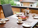 Die Terrasse ruft! Bei schönem Wetter kommt raus, genießt den Kaffee auf dem Tisch und lasst euch von der Sonne und der Aussicht verzaubern. Die Terrasse ruft! Bei schönem Wetter kommt raus, genießt den Kaffee auf dem Tisch und lasst euch von der Sonne und der Aussicht verzaubern.