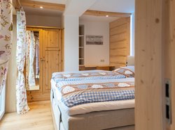 The sight of this cosy bedroom makes the heart beat faster. 