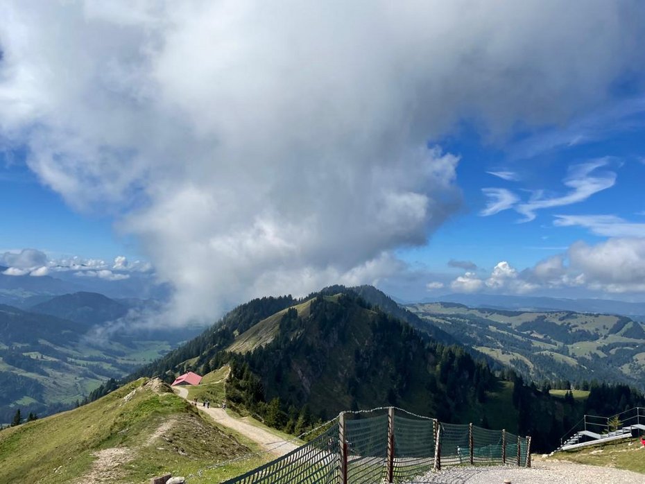 Ein schöner Tag zum Wandern mit herrlichem Panoramablick, Berge soweit das Auge reicht.