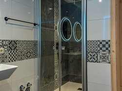 In addition to the bathtub, you can also take a nice shower. Especially when you need to go faster.