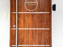 Der Eingang zum Chalet Bergnest ist Ihre persönliche Eintrittskarte zu einer sagenhaft schönen und barrierefreien Wohnung im Allgäu, Fischen, ganz in der Nähe von Obersdorf. Lassen Sie sich überraschen, was sich hinter dieser Tür „Chalet Bergnest“ verbirgt.