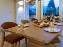 Der großzügige Esstisch im Chalet Rubi bietet für bis zu 8 Personen Platz. Sie können gemütlich frühstücken oder zu Mittag essen aber auch bei einem Glas Wein zu Abend essen. Es ist reichlich Platz, wenn Sie bei Ihren Ausflügen in Obersdorf oder Fischen nette Leute kennen lernen und Sie gerne einladen und bekochen möchten.