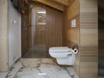 Ein modernes WC und die abgetrennte Duschkabine runden das Badezimmer mit dem edlen Marmorboden ab. Ein modernes WC und die abgetrennte Duschkabine runden das Badezimmer mit dem edlen Marmorboden ab.