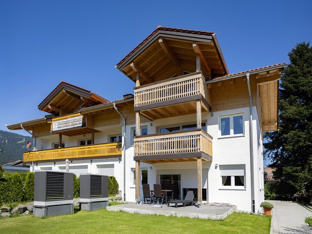 Ferienwohnungen Allgäu/Oberstdorf – Ihr Urlaub im Haus Stoll in Fischen. Auf dem Bild zu sehen: die Ferienwohnung Alpenglück (Erdgeschoss), Himmelstern (Obergeschoss) und Bergidyll (Dachgeschoss).