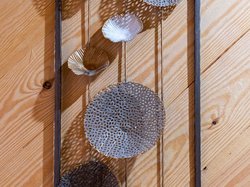 Außergewöhnliche Dekostücke schaffen ein besonderes Ambiente im Chalet "Auszeit". Außergewöhnliche Dekostücke schaffen ein besonderes Ambiente im Chalet "Auszeit".