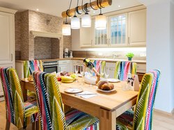 The stylish dining area with the fresh colours in the Chalet Bergnest really gets you in the mood for more and promises hospitality and great parties. 