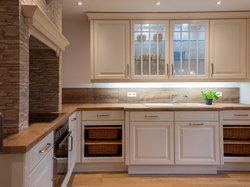 The stylish kitchen in country house style leaves nothing to be desired. Cooking is a pleasure here!