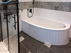 Wellness im Chalet Auszeit. Die Qual der Wahl zwischen einer erfrischenden Dusche als unverzichtbarer Start in Ihren Urlaubstag oder oder einem ausgiebigem Schaumbad.